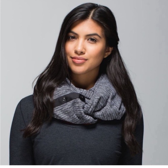 LULULEMON VINYASA SCARF BLACK GRAY STRIPE SNAPS INFINITY - Picture 1 of 5